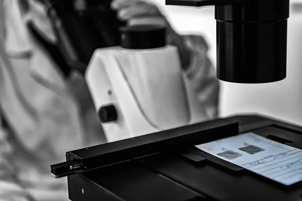 法医学 顕微鏡の下で指紋を調べる警察分析官 — ストック写真