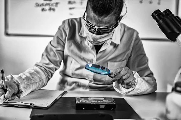 Digital Forensic Science Police Forensic Analyst Examining Computer Hard Drive — Stock Photo, Image