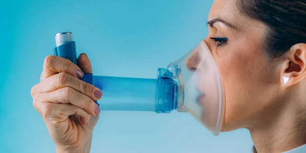 Frau Mit Asthma Inhalator Mit Verlängerungsschlauch — Stockfoto