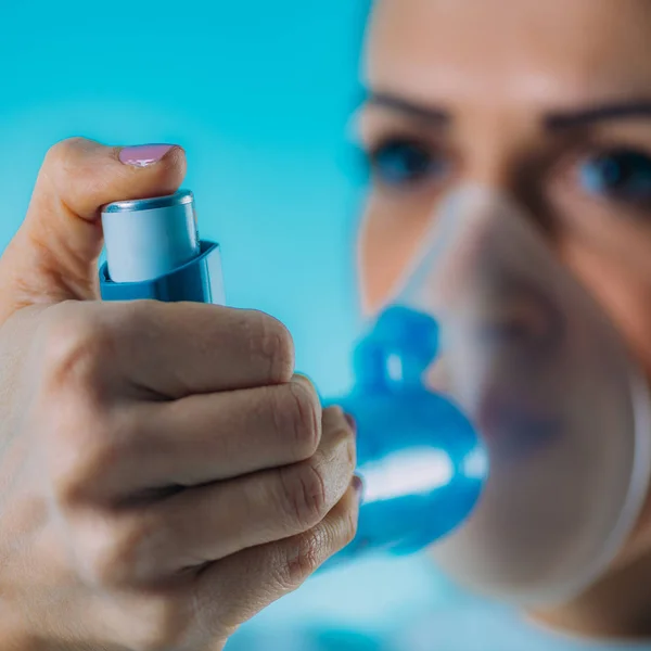 Mujer Usando Inhalador Para Asma — Foto de Stock