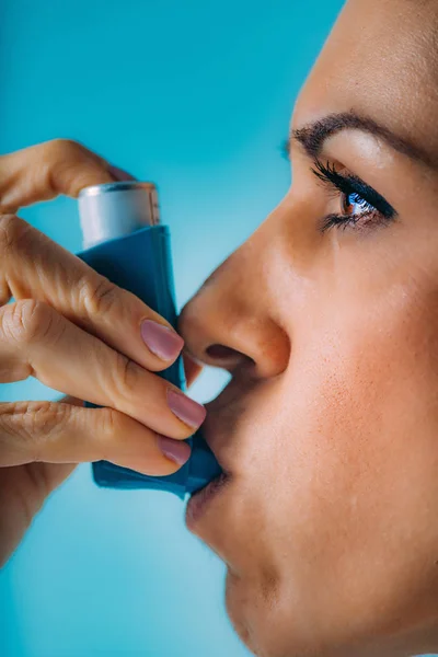 Vrouw Met Behulp Van Astma Inhalator — Stockfoto