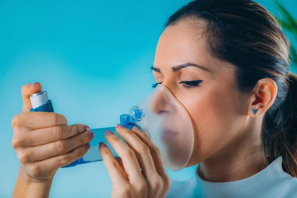 Frau Mit Asthma Inhalator Mit Verlängerungsschlauch — Stockfoto