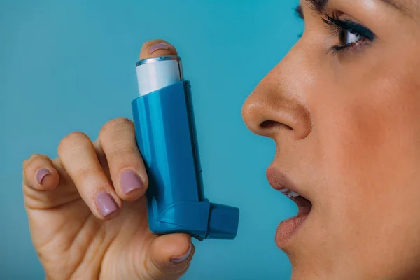 Frau Mit Inhalator Gegen Asthma — Stockfoto