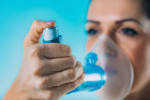 Frau Mit Asthma Inhalator Mit Verlängerungsschlauch — Stockfoto