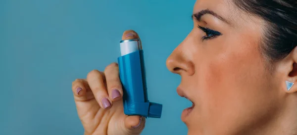 Vrouw Met Behulp Van Astma Inhalator — Stockfoto