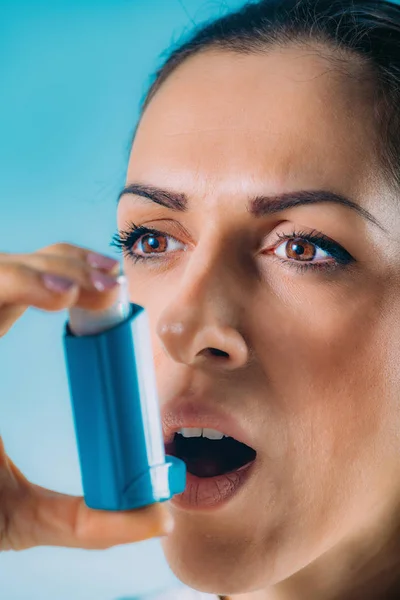 Frau Mit Asthma Inhalator — Stockfoto