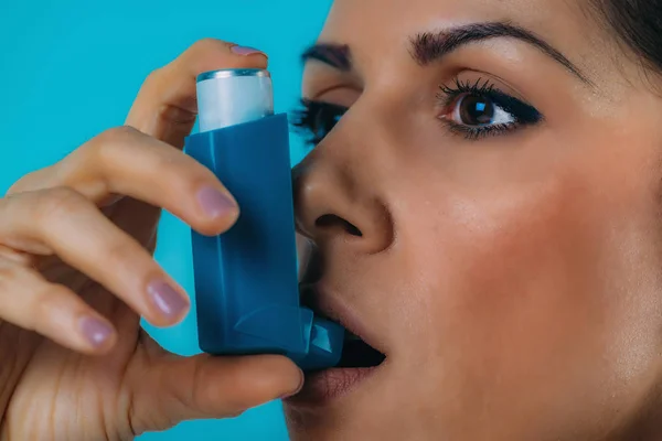 Vrouw Met Behulp Van Inhalator Voor Astma — Stockfoto