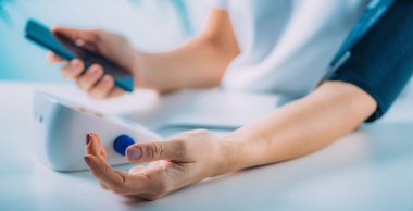 Kan basıncını ölçen kadın.