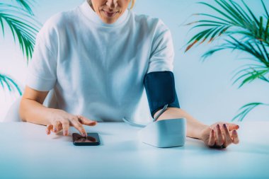 Mobil sağlık - Kadın Kan basıncı ve Akıllı Telefondan Veri Girişi