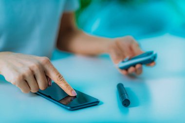 Evde Kan Şekeri Testi Yapan Kadın 
