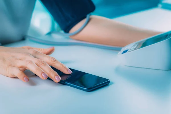 Žena Měření Krevního Tlaku Zadávání Dat Chytrého Telefonu — Stock fotografie