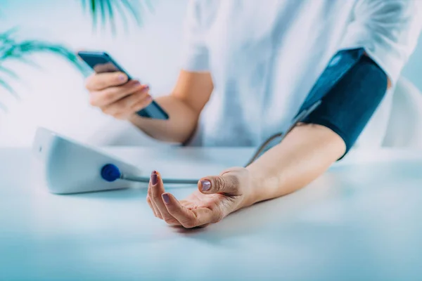 Mobile Gesundheit Frau Misst Blutdruck Und Gibt Daten Ins Smartphone — Stockfoto