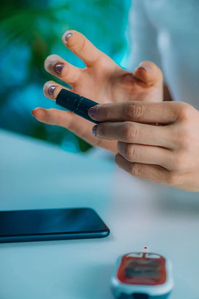 Woman Making Blood Glucose Test — Stock Photo, Image