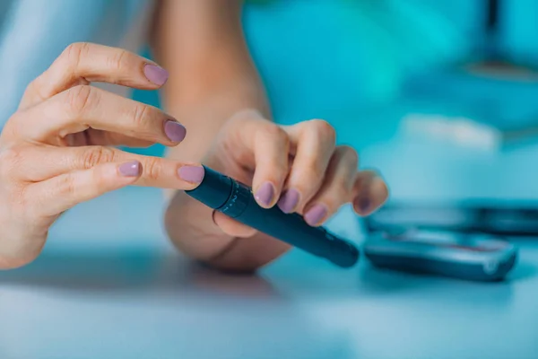 Mujer Haciendo Prueba Glucosa Sangre —  Fotos de Stock