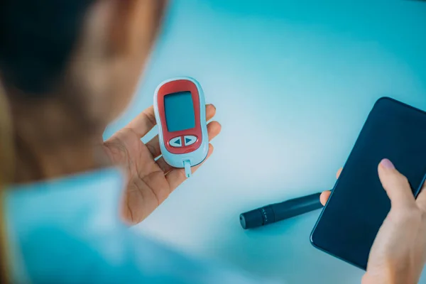 Žena Měření Hladiny Glukózy Použití Aplikace Smart Phone Sledovat Výsledky — Stock fotografie