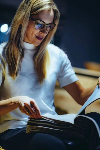 Žena Dekoratér Při Pohledu Vzorky Tkanin Domácím Designu Salonu — Stock fotografie