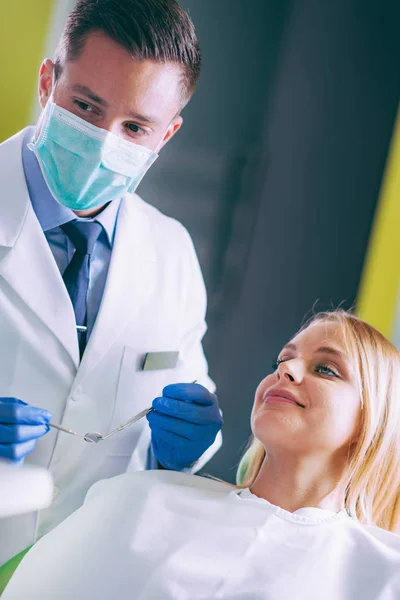 Jovem Mulher Fazendo Check Dentário — Fotografia de Stock