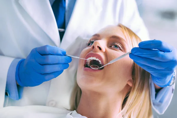 歯科検診を持つ若い女性 — ストック写真