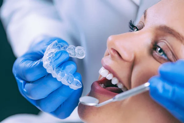 Mulher Teeth Whitening Procedimento — Fotografia de Stock
