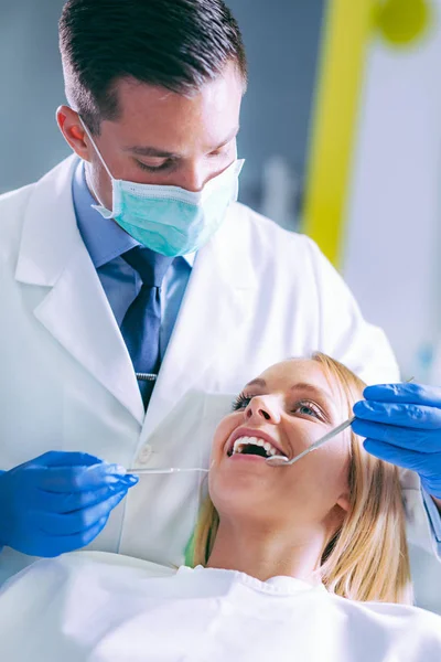 Jovem Mulher Fazendo Check Dentário — Fotografia de Stock