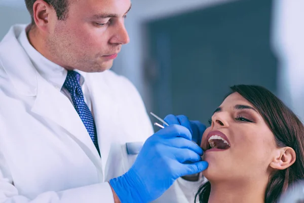 Jovem Mulher Fazendo Check Dentário — Fotografia de Stock