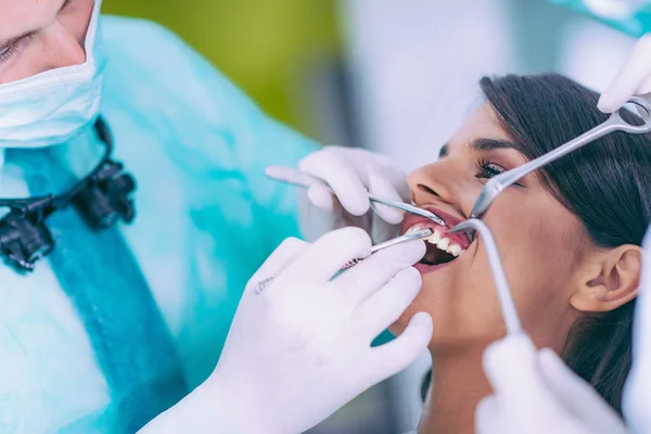 若い女性患者と働く歯科医 — ストック写真