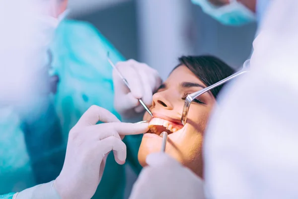 Dentyści Pracujący Młodą Pacjentką — Zdjęcie stockowe