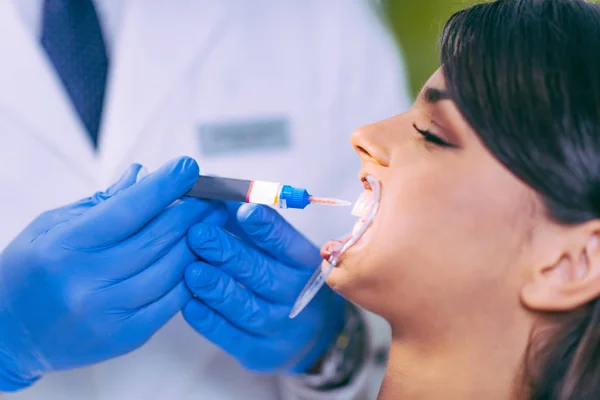 Mujer Bastante Joven Dentista —  Fotos de Stock
