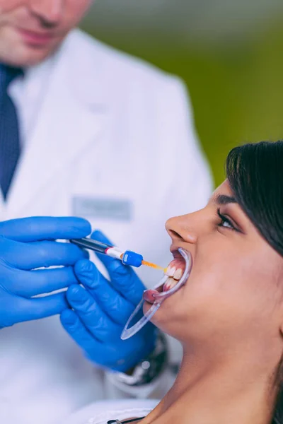 Mulher Bonita Dentista — Fotografia de Stock