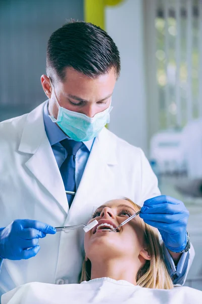 Dentista Trabajando Con Una Paciente Joven —  Fotos de Stock