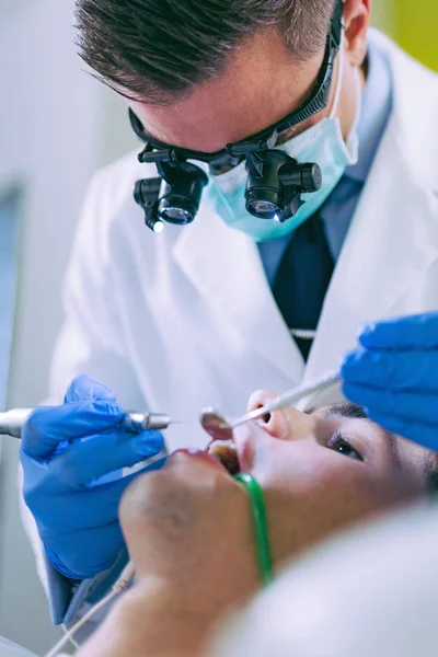 Zahnarzt Der Mit Jungen Mann Arbeitet Zahnarzt Bohrt Zähne — Stockfoto