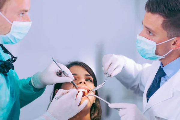 Dentistas Que Trabajan Con Una Paciente Joven — Foto de Stock