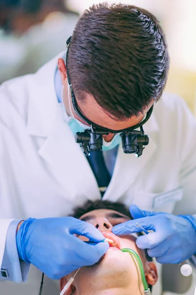 Dentysta Pracujący Młodzieńcem Wiercenie Zębów Dentysty — Zdjęcie stockowe