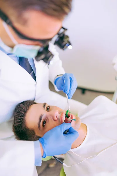 Dentista Trabalhar Com Young Man Dentista Dentes Perfuração — Fotografia de Stock