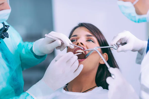 Zahnärzte Arbeiten Mit Jungen Patientinnen — Stockfoto