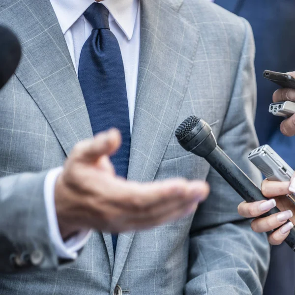 Wywiad Dla Mediów Dziennikarze Mikrofonami Przeprowadzający Wywiad Formalnie Ubranym Politykiem — Zdjęcie stockowe