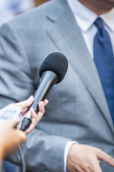 Media Intervju Journalister Med Mikrofoner Intervjuar Formell Klädd Politiker Eller — Stockfoto