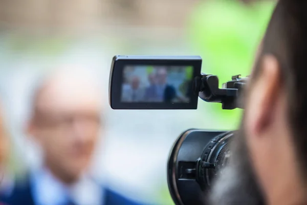 Camera Operator Werkt Buiten Een Persconferentie Journalisten Interviewen Formeel Geklede — Stockfoto