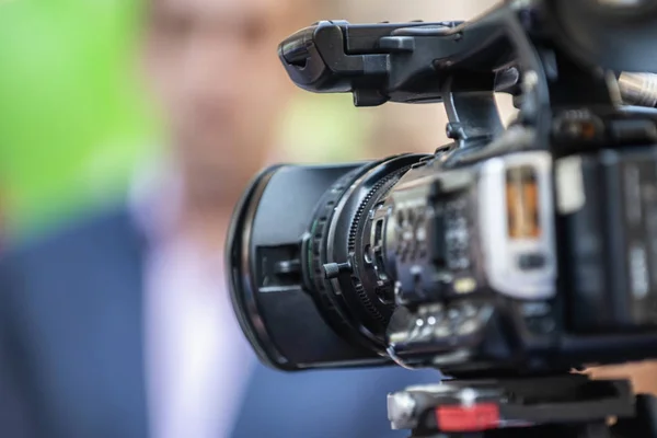 Kamera Kezelő Dolgozik Egy Sajtótájékoztatón Szabadban Újságírók Interjúvolják Meg Formálisan — Stock Fotó