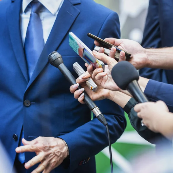 Média Interjú Újságírók Mikrofonnal Interjút Formális Öltözött Politikus Vagy Üzletember — Stock Fotó