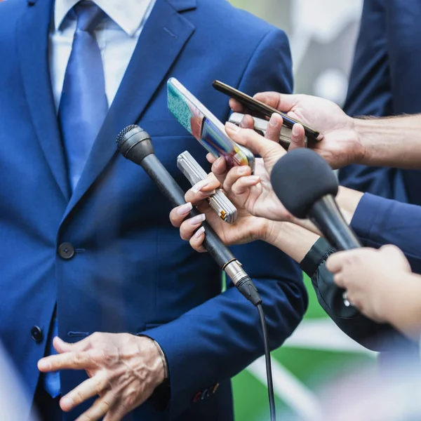 Intervista Media Giornalisti Con Microfoni Che Intervistano Politico Formale Vestito — Foto Stock