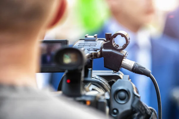 Kamera Operátor Pracuje Tiskové Konferenci Venku Novináři Vyslýchají Formálně Oblečeného — Stock fotografie