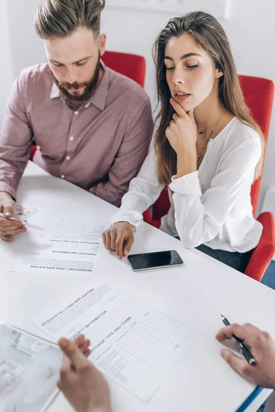 Satisfait Jeune Couple Lire Préparer Signer Contrat Hypothécaire Dans Bureau — Photo