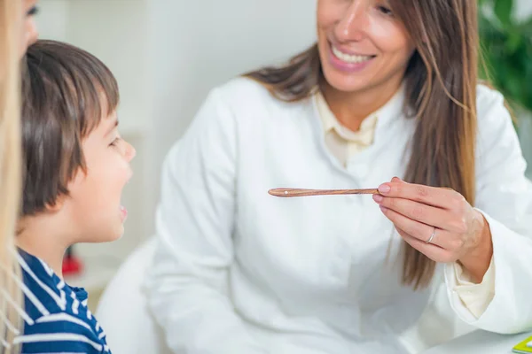 Homöopathie Mutter Und Kleiner Junge Besuchen Einen Homöopathen — Stockfoto