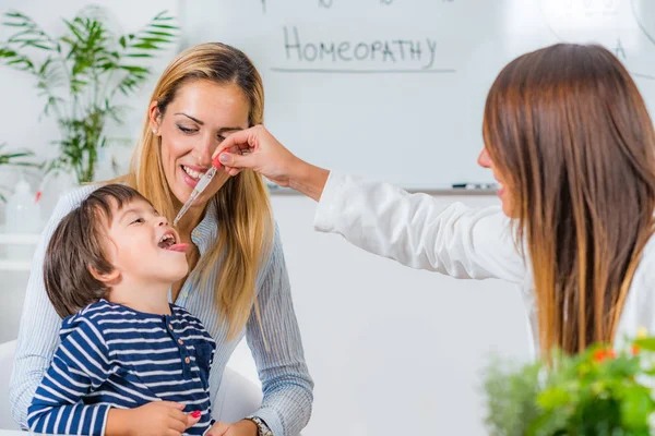 Homeopatía Madre Niño Visitando Homeópata — Foto de Stock