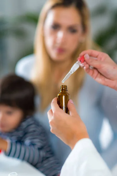 Homeopathie Moeder Kleine Jongen Een Bezoek Aan Een Homeopaat — Stockfoto