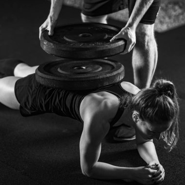 Çapraz eğitim. Ağır koltuk değnekleriyle genç sporcular