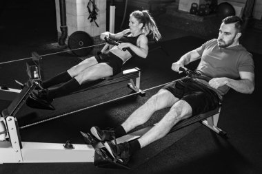 Çapraz eğitim. Kürek çekme makinesinde egzersiz yapan genç sporcular