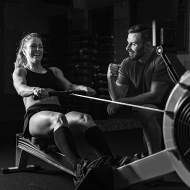 Çapraz eğitim. Kürek çekme makinesinde egzersiz yapan genç sporcular