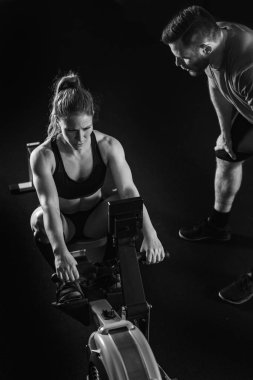 Çapraz eğitim. Kürek çekme makinesinde egzersiz yapan genç sporcular